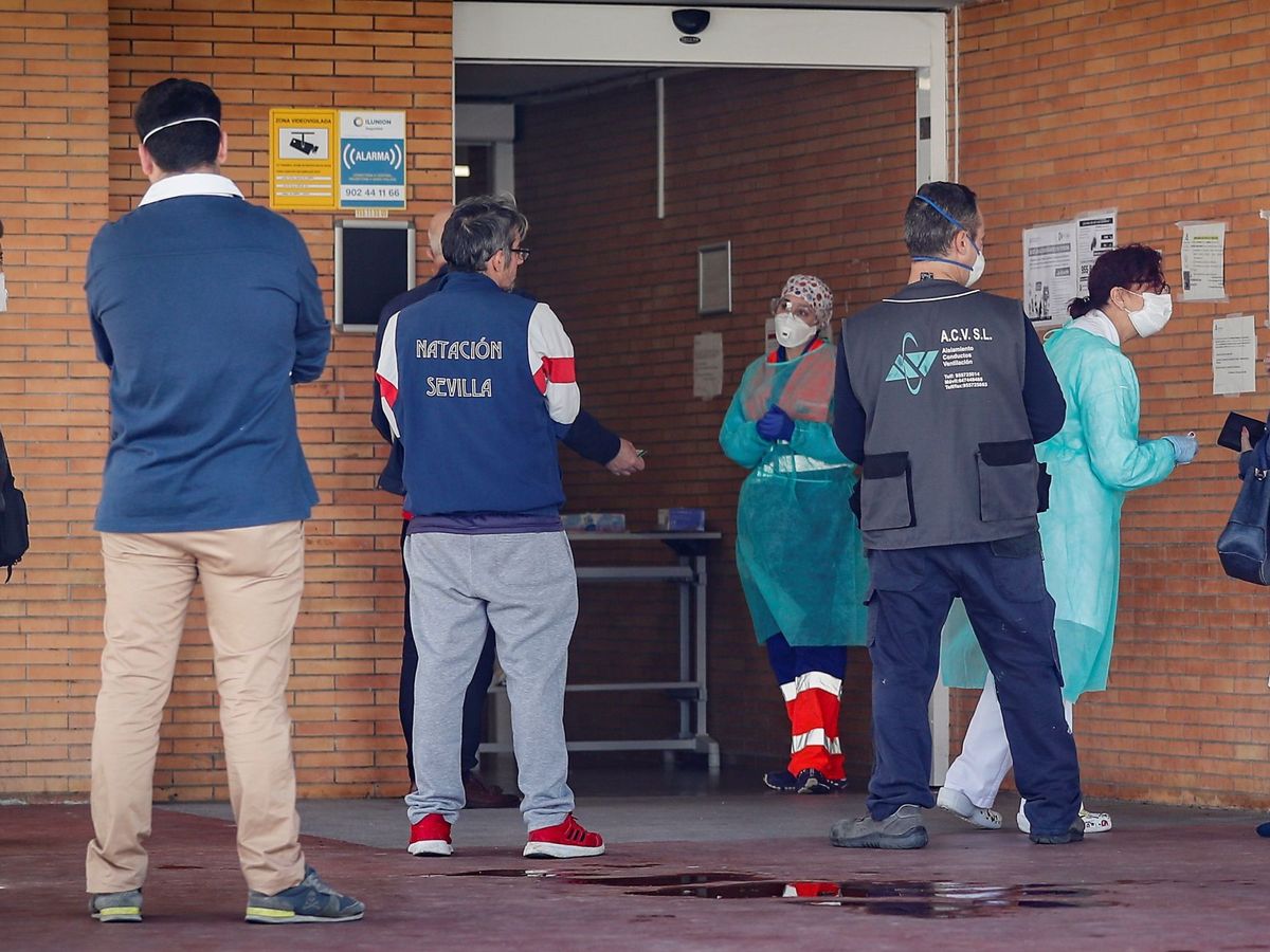 Foto: Varias personas hacen cola para ser atendidas en el servicio de Urgencias del Centro de Salud de Mairena del Aljarafe (Sevilla). (EFE)