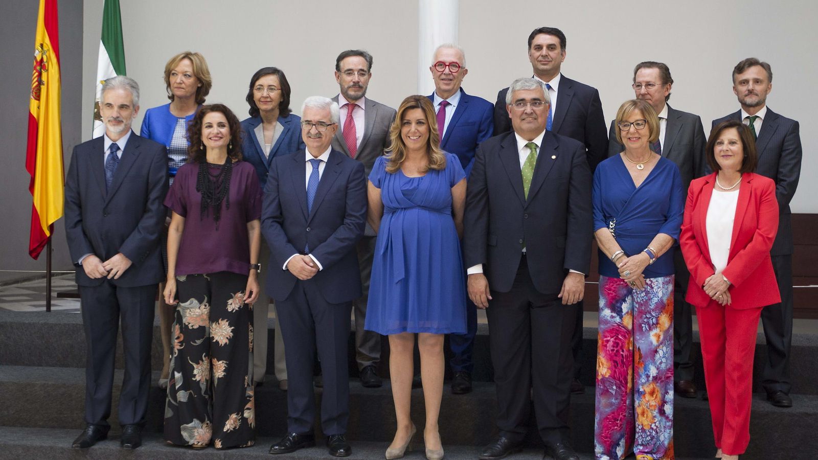 Foto: Toma posesión del nuevo gobierno de la Junta de Andalucía. La presidenta de la Junta de Andalucía, Susana Díaz (c), en la foto de familia con los trece miembros del nuevo Gobierno andaluz en Sevilla. EFE