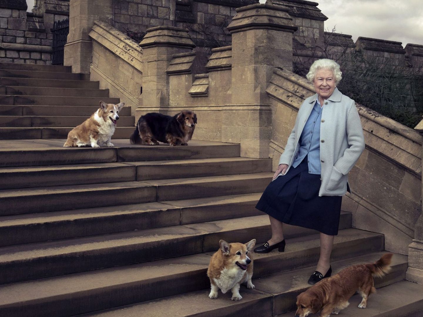 Isabel II junto a sus perros. (EFE)