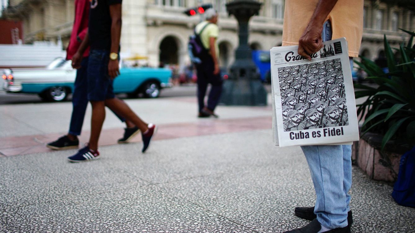 Foto: Un hombre vende el periódico 'Granma' en La Habana (Reuters)