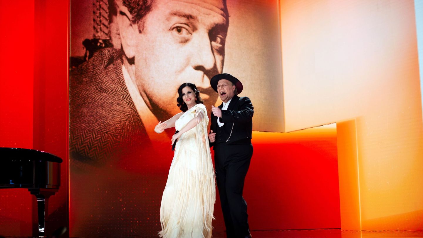 Diana Navarro y Carlos Latre durante su actuación. (EFE)