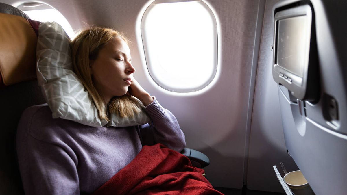 Estos son los trucos más eficientes para conseguir dormir mejor en vuelos de larga distancia