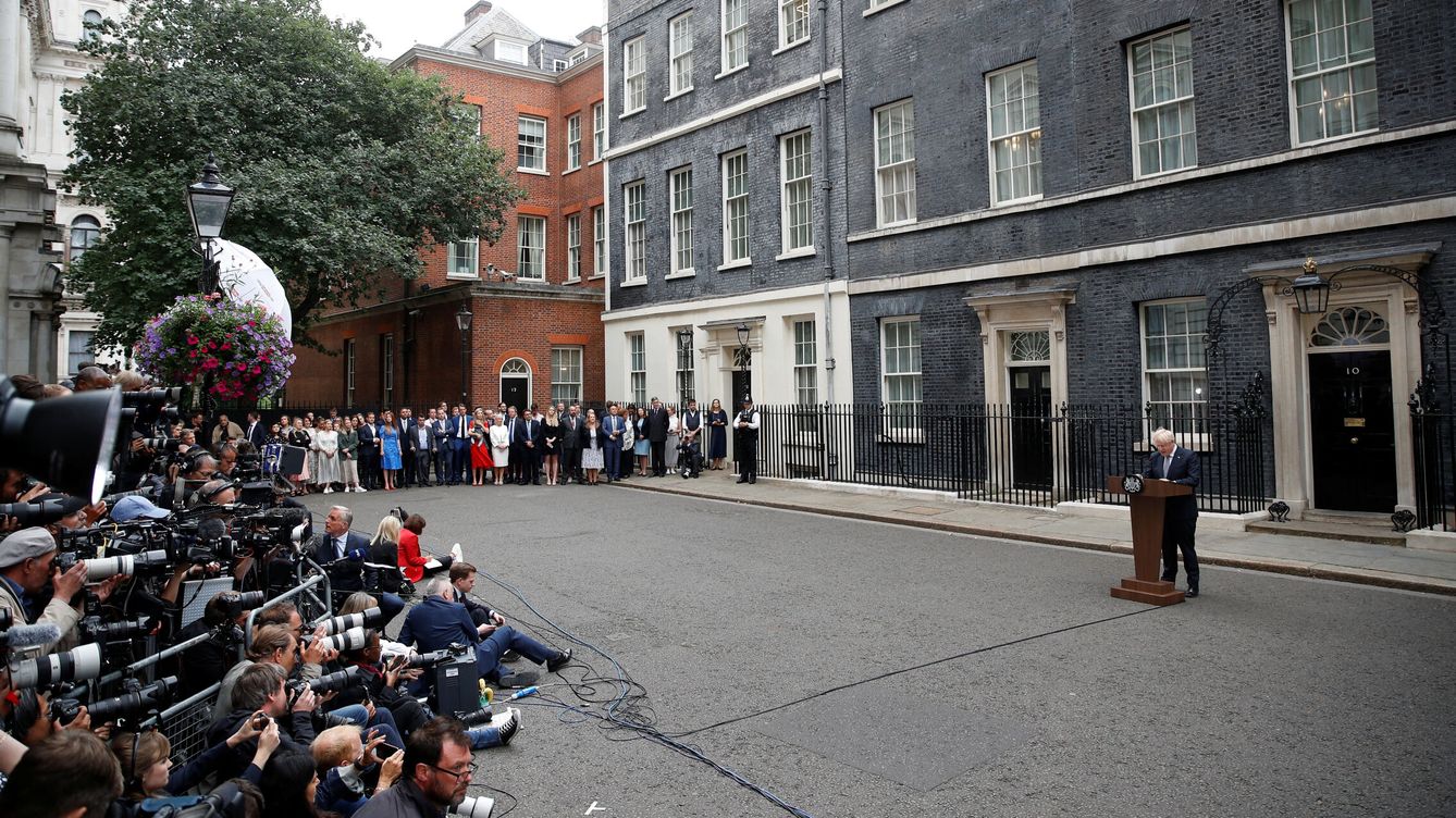 Foto: Boris Johnson, a las puertas de Downing Street 10 durante el anuncio de su dimisión. (Reuters/Peter Nicholls)