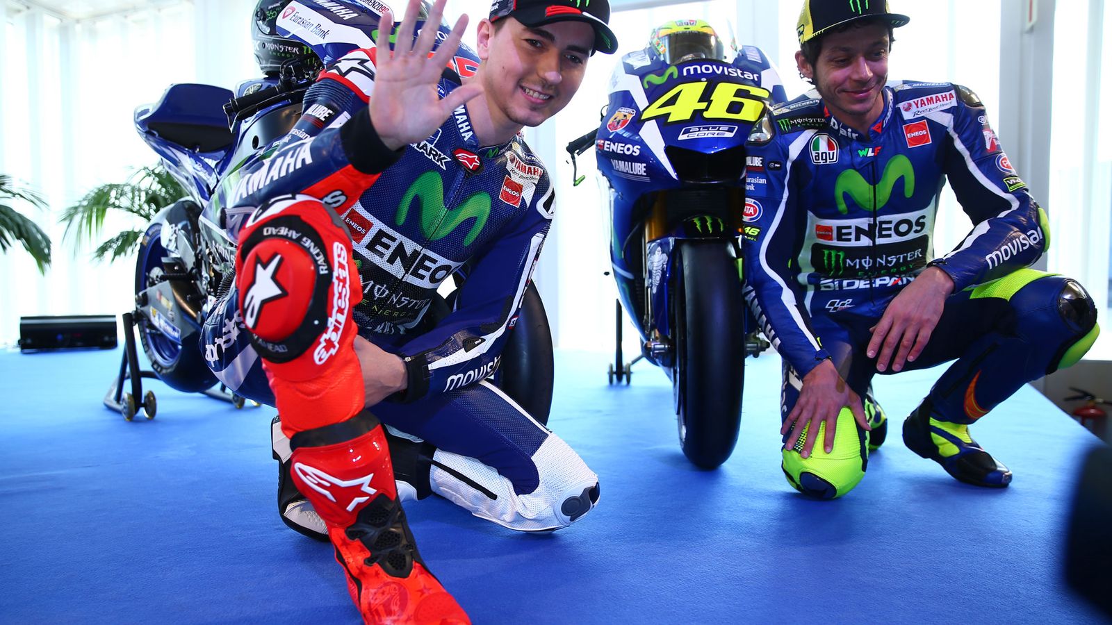 Foto: Jorge Lorenzo, junto a Valentino Rossi, en la presentación del equipo Yamaha. (Cordon Press)