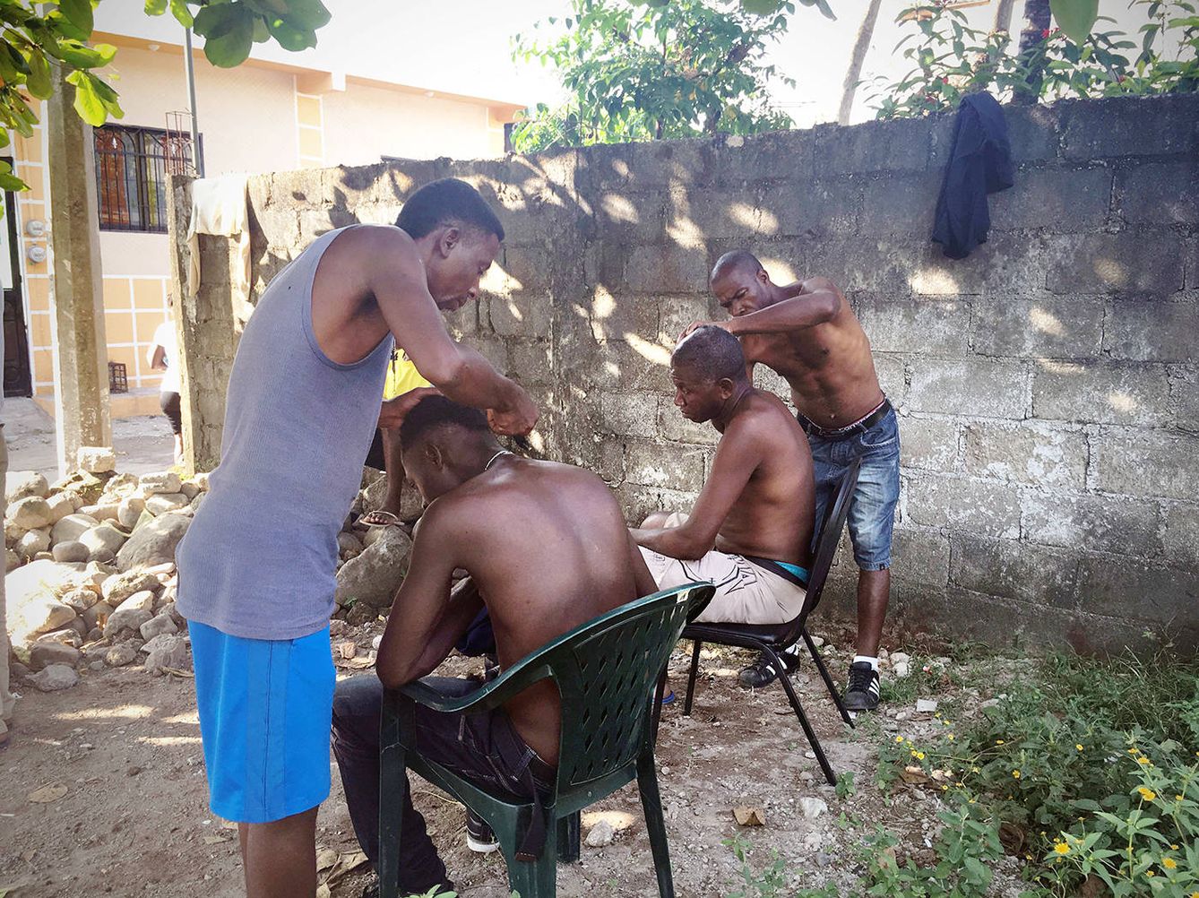 Haitianos y congoleños se cortan el pelo en un barrio de chabolas de Tapachula (I. Savio)