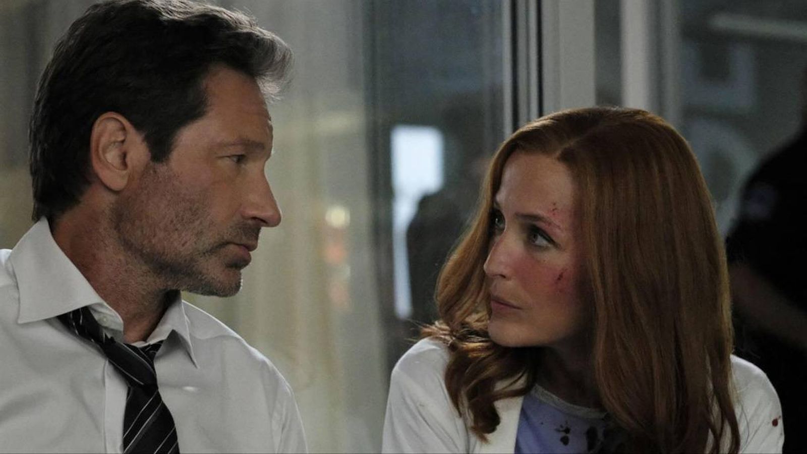 Mulder y Scully, en un fotograma de la serie 'Expediente X'.