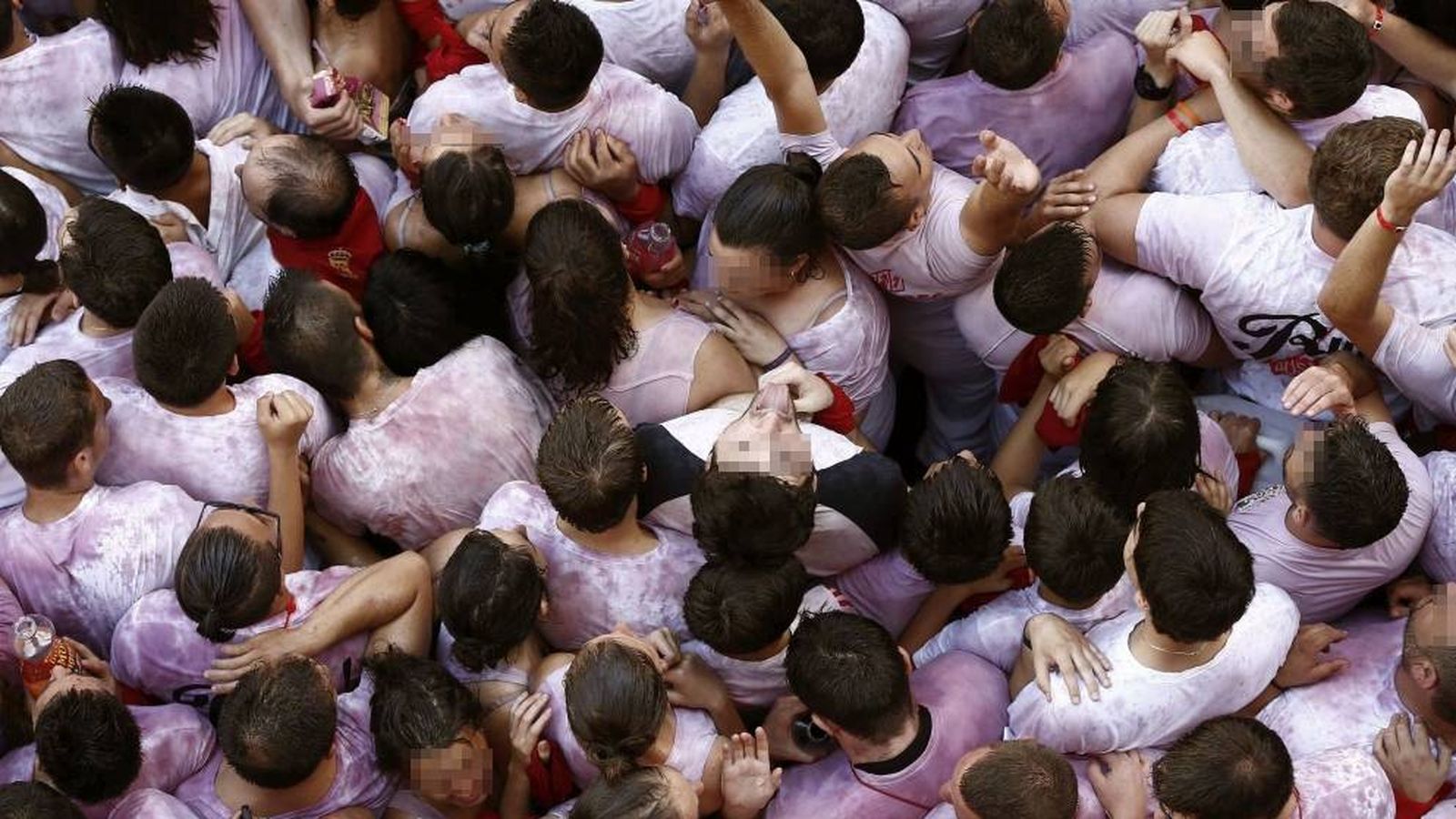 Foto: Un grupo de personas en las fiestas de San Fermín en Pamplona. (EFE)