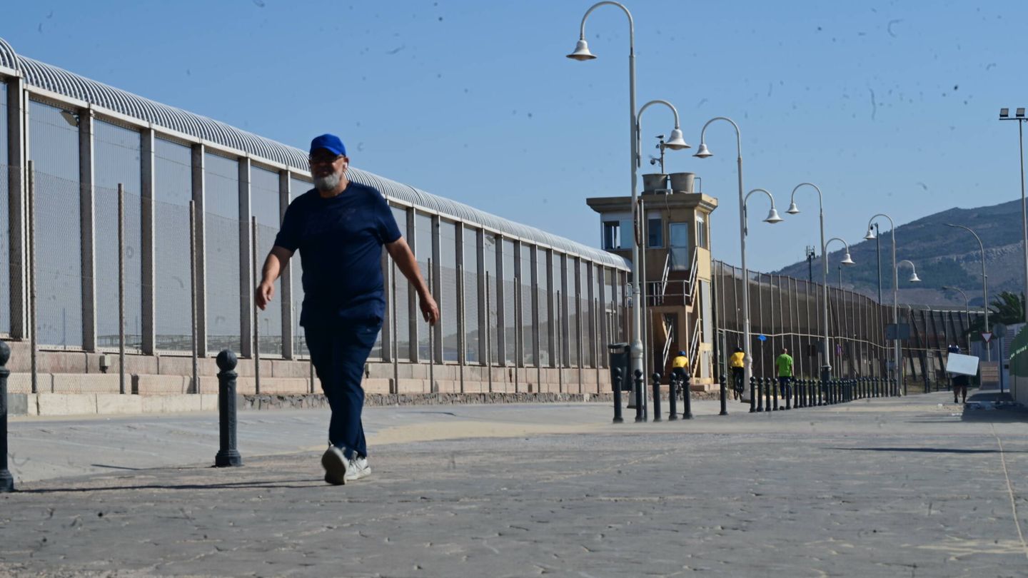 A local walks in front of the Melilla fence. (PorCausa)