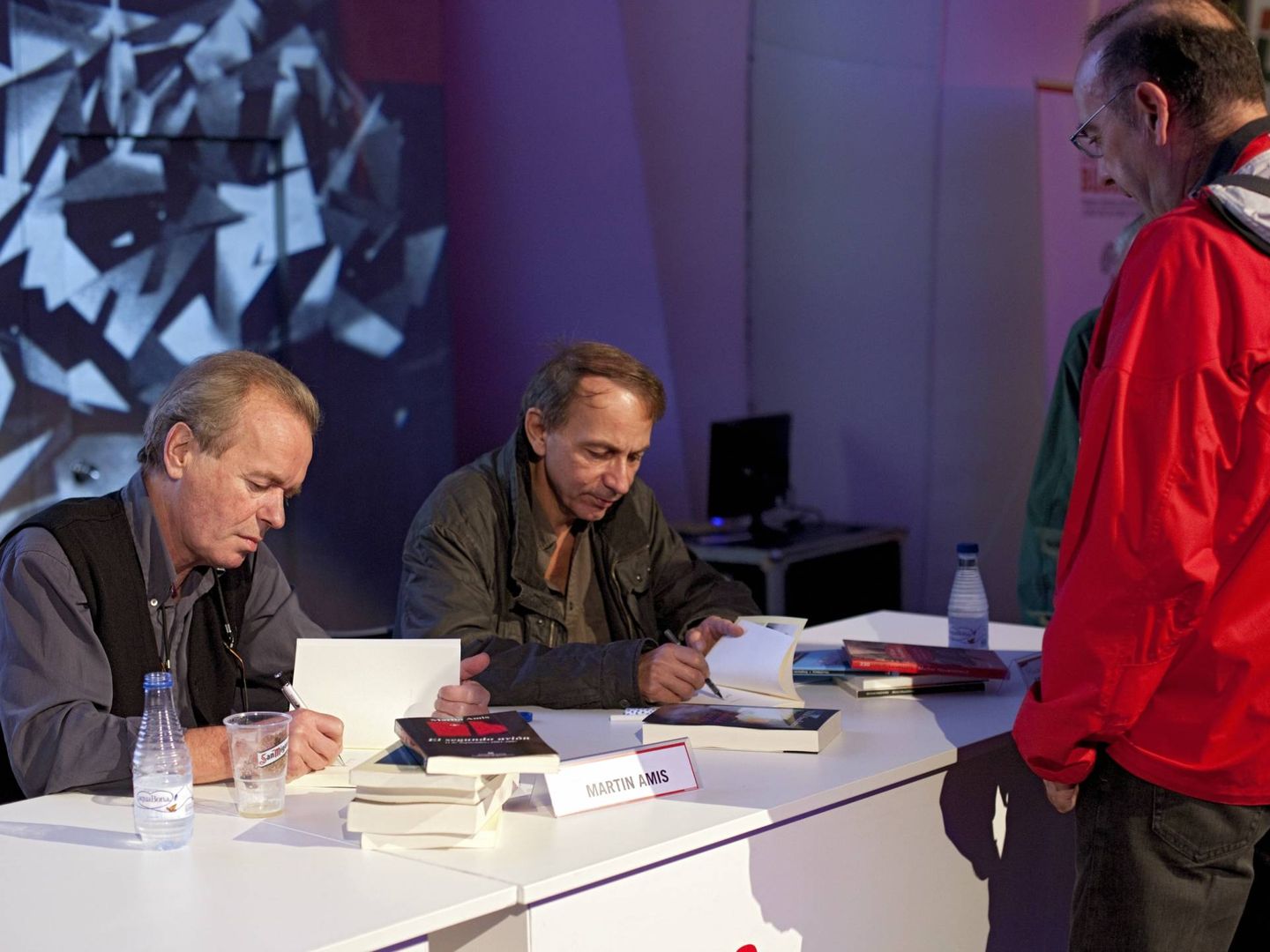 Martin Amis y Michel Houellebecq en una firma de libros conjunta en el festival. (Ja! Bilbao)