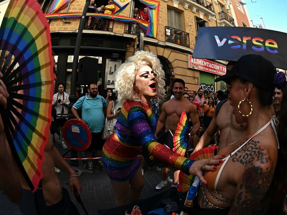 Foto: Carrera de tacones con motivo de las fiestas del Orgullo LGTBI. (EFE/Fernando Villar)