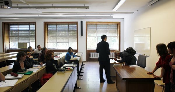 Foto: Alumnos de la Universidad Complutense de Madrid, durante una clase. (Reuters)