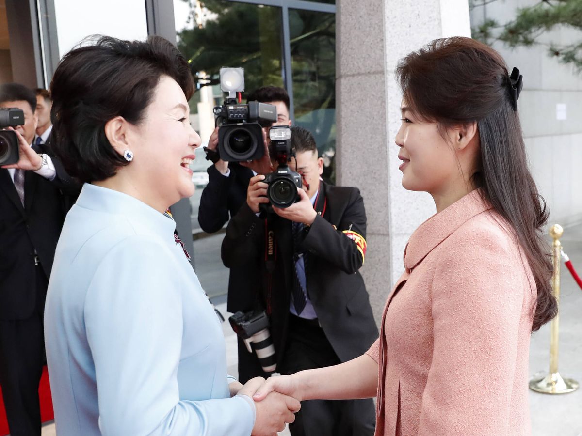 Foto: Las primeras damas de las dos Coreas, Kim Jung-sook y Ri Sol-ju, en una foto de archivo. (Getty)