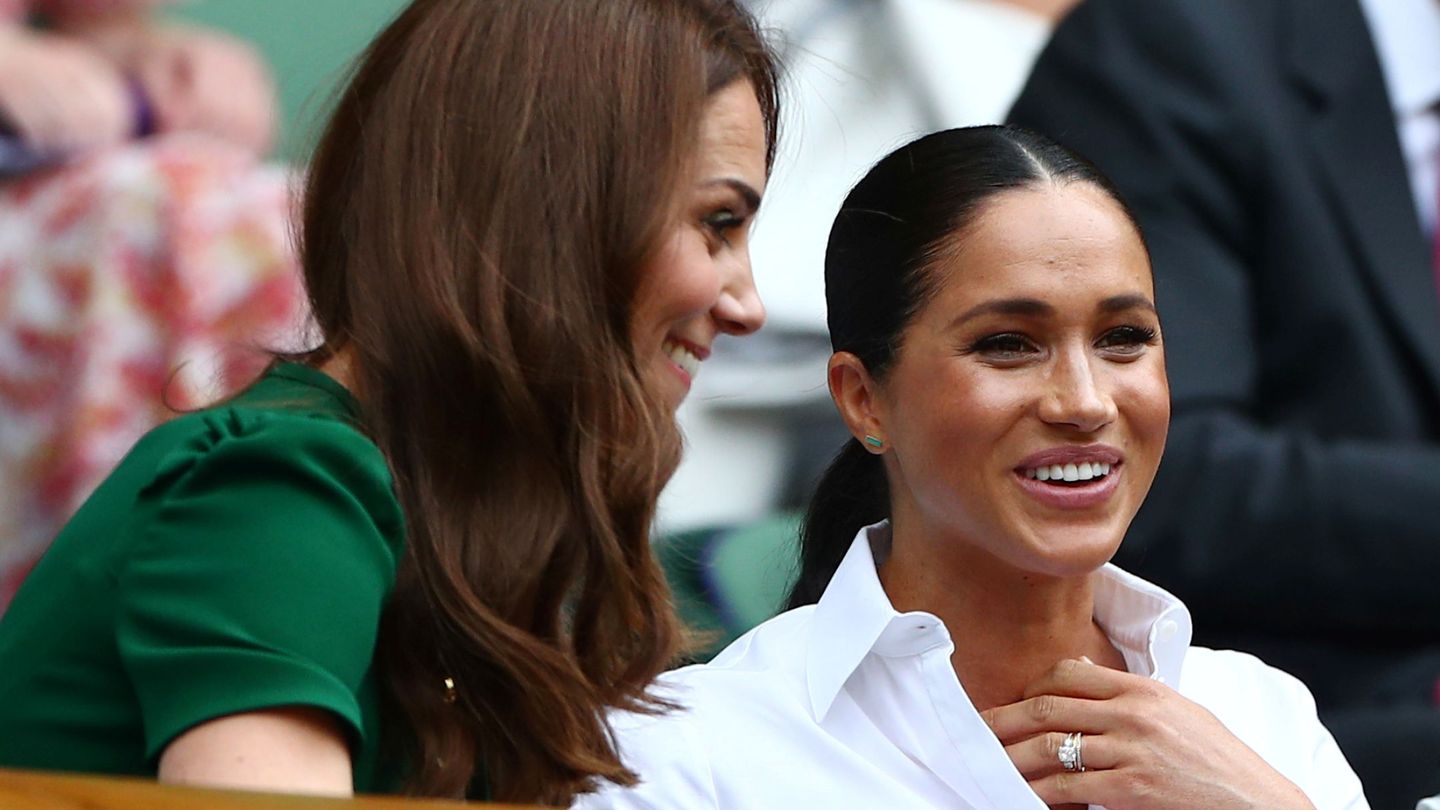 Kate Middleton y Meghan Markle charlan en Wimbledon. (Reuters)
