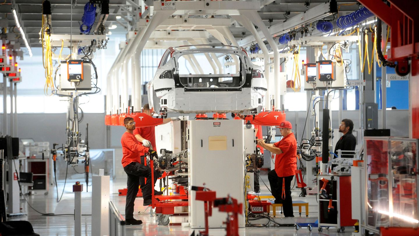 Empleados de Tesla en una de sus plantas ensamblando un coche Model S. (Reuters)