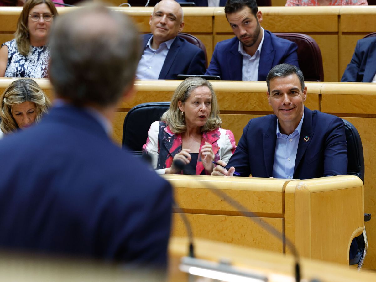 Foto: El presidente del Gobierno, Pedro Sánchez (d), y la vicepresidenta primera, Nadia Calviño (c), escuchan la intervención del líder del PP, Alberto Núñez Feijóo, en el Senado. (EFE/Juanjo Martín)