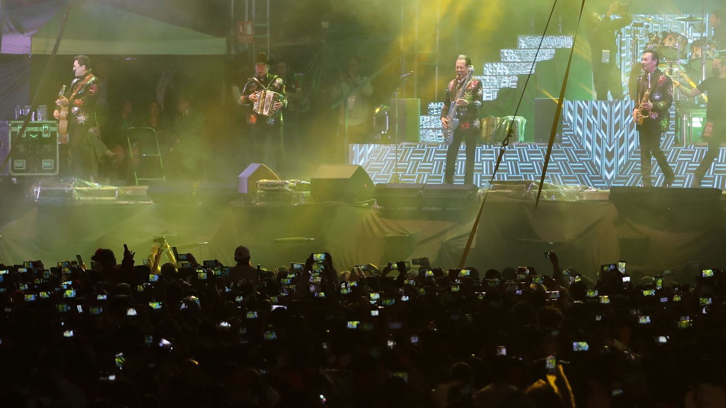Los Tigres del Norte en concierto durante la ceremonia por el 212 aniversario del Grito de independencia, en el Zócalo de Ciudad de México (México). (EFE José Méndez)