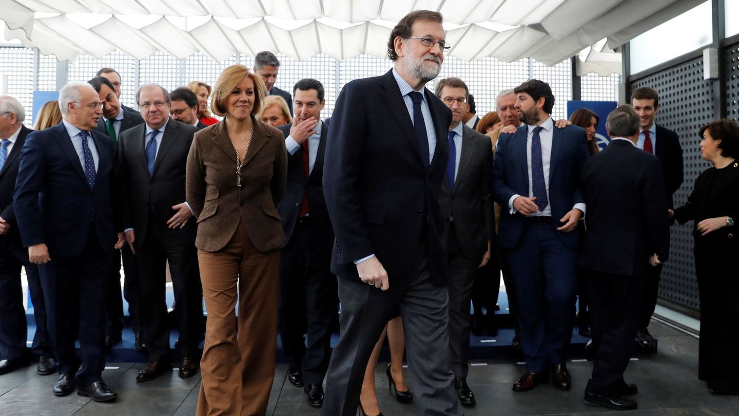 El jefe del Gobierno y líder del PP, Mariano Rajoy (c), tras la foto de familia. (EFE)