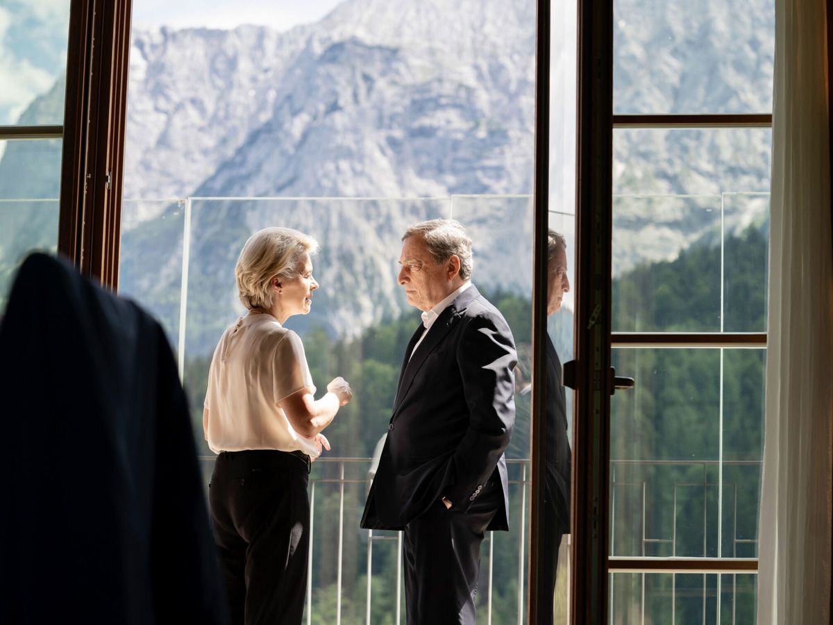 Foto: Ursula Von der Leyen, presidenta de la Comisión, habla con Mario Draghi, entonces primer ministro italiano, en Kruen, Alemania. (Reuters)