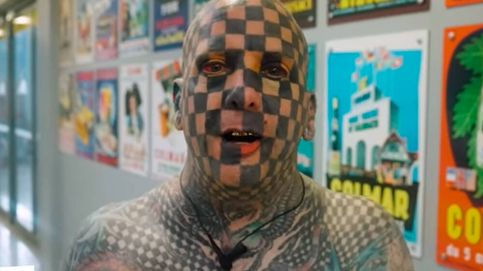 Tiene el récord Guiness al hombre con más cuadros tatuados del mundo