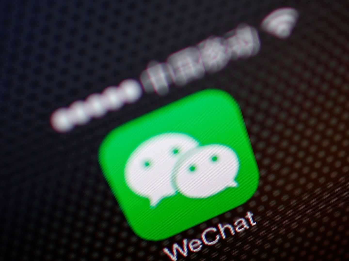 Las mafias utilizan la aplicación de mensajería WeChat para contactar con las familias (Reuters/Petar Kujundzic)