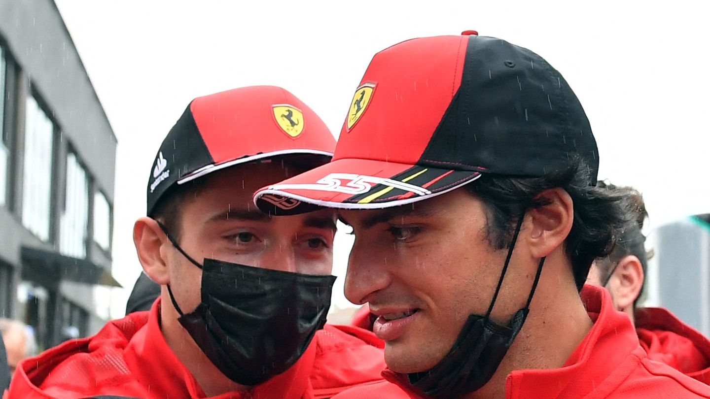 Charles Leclerc y Carlos Sainz, dialogan antes de un Gran Premio. (Reuters/Hamad I Mohammed)