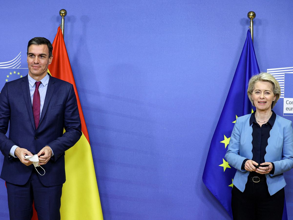 Foto:  Ursula von der Leyen y Pedro Sánchez antes de una reunión en la sede de la UE en Bruselas (Reuters/Pool/ Kenzo Tribouillard)