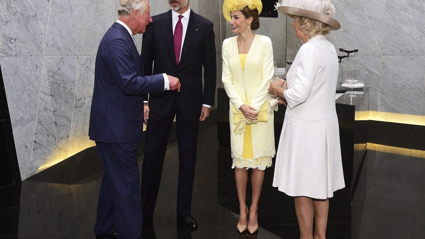 Los Reyes reciben al príncipe Carlos y a la duquesa de Cornualles en el hotel ME London. 
