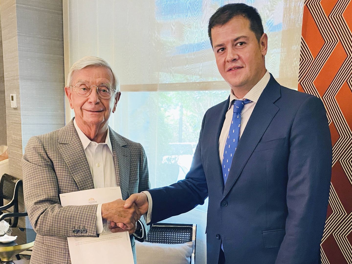 Rafael Ansón con Luis Martín, director general de Turismo de la Comunidad de Madrid, firmando el acuerdo para desarrollar el proyecto “Madrid, de pueblo a pueblo”. (Academia Iberoamericana de Gastronomía)