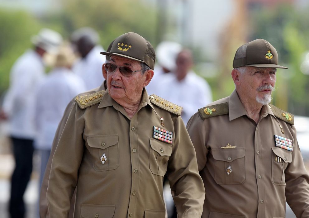 Foto: Raúl Castro, junto al comandante Ramiro Valdés, el pasado julio (EFE)