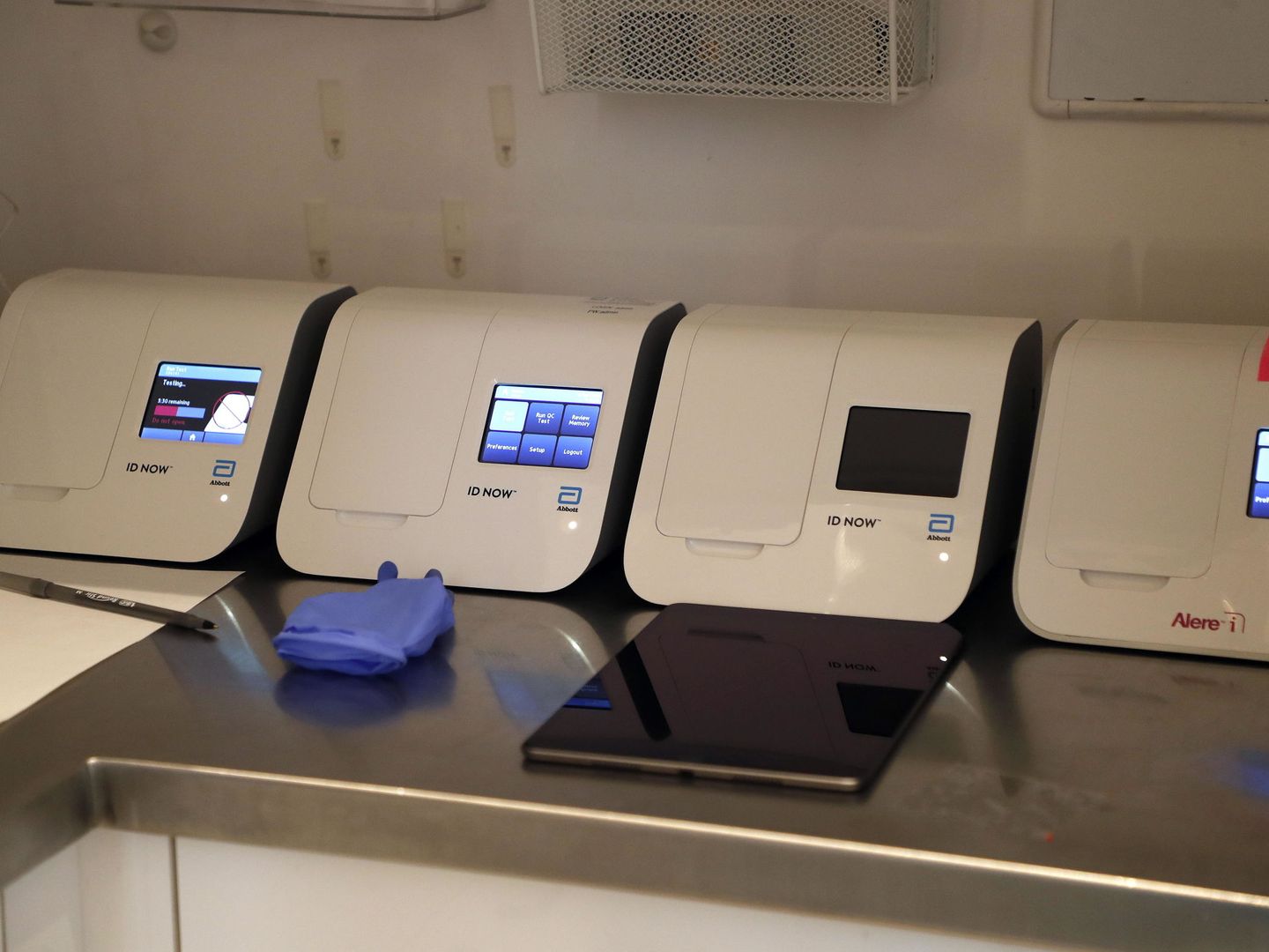 Abbott ha lanzado máquinas como estas para tener test listos en 15 minutos sin personal. (John G. Mabanglo / EPA)
