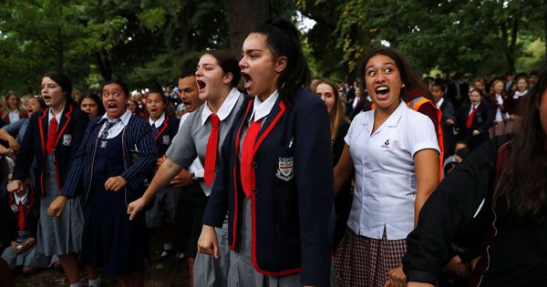 Foto: Varios estudiantes bailan una 'haka', danza ritual maorí en Nueva Zelanda, en homenaje a los fallecidos en el atentado de Nueva Zelanda (Reuters)