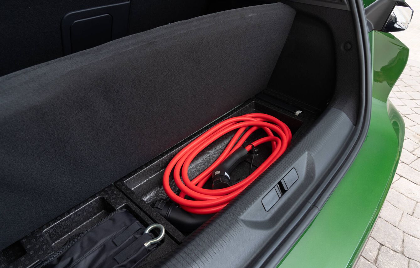 Bajo el suelo del maletero hay un espacio específico para colocar los cables de recarga.
