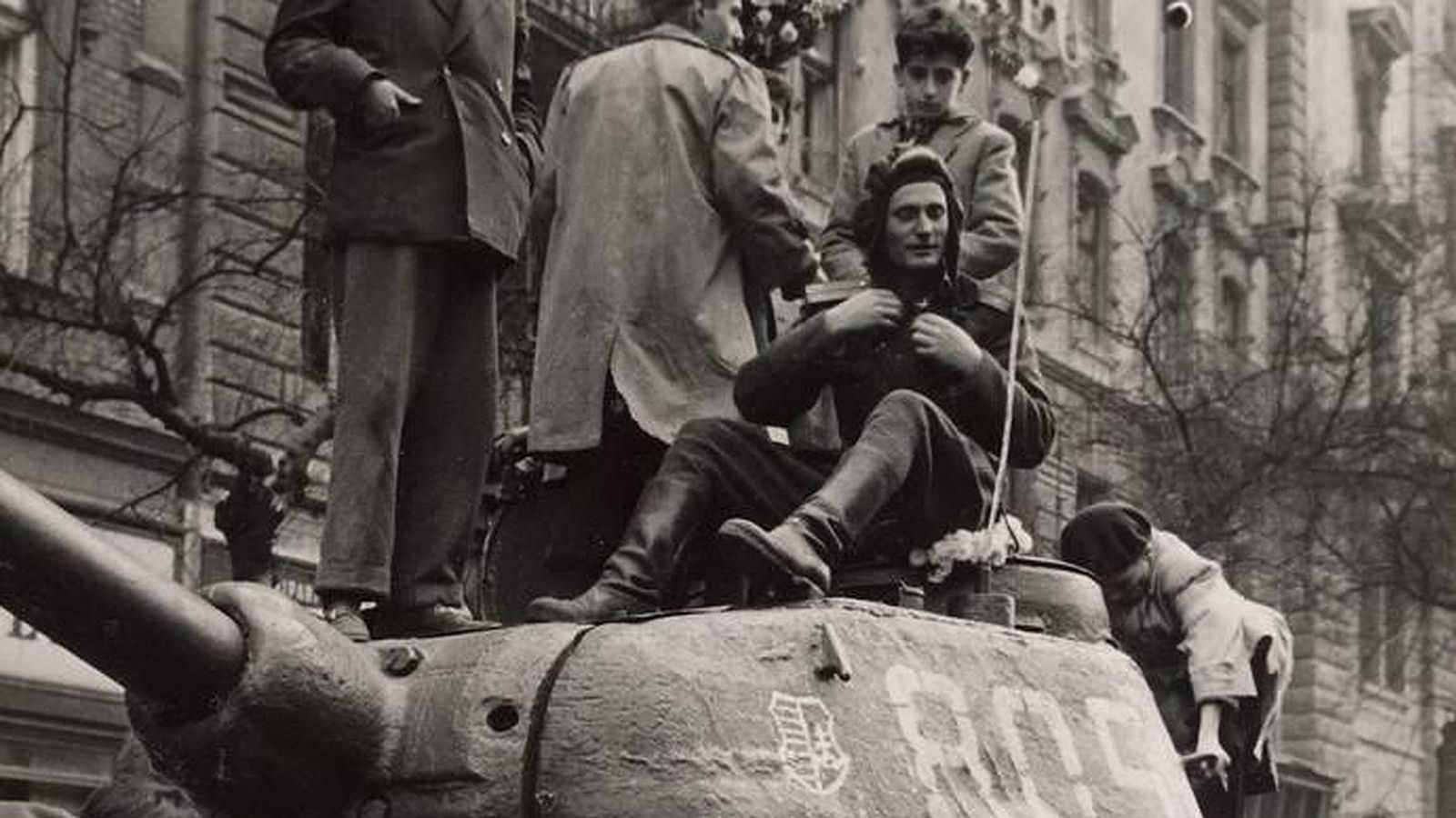 Foto: Húngaros subidos a un tanque ruso en Budapest, tras el levantamiento contra la URSS. (EFE)