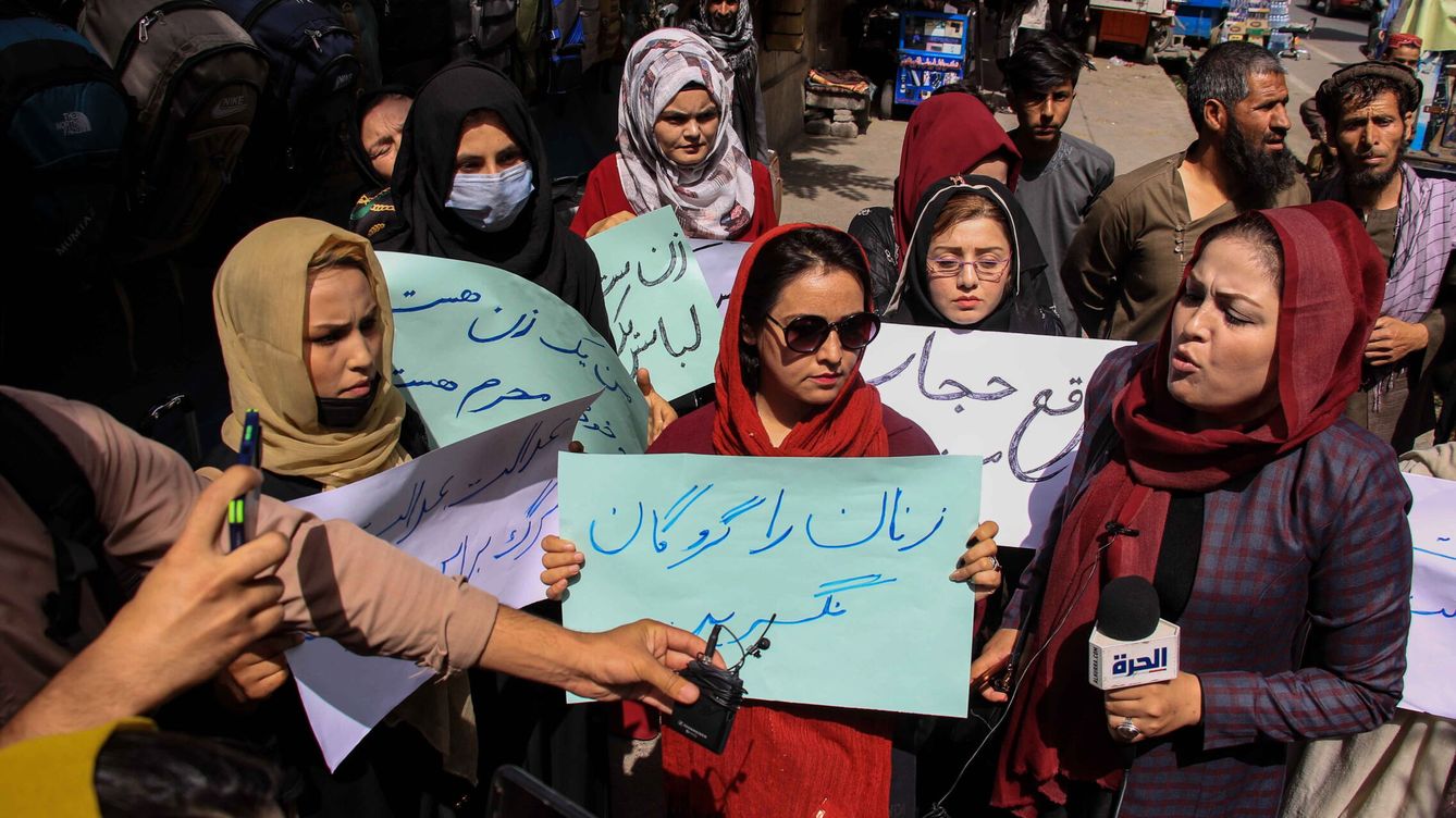Un grupo de mujeres protesta a cara descubierta en Kabul contra el uso del burka