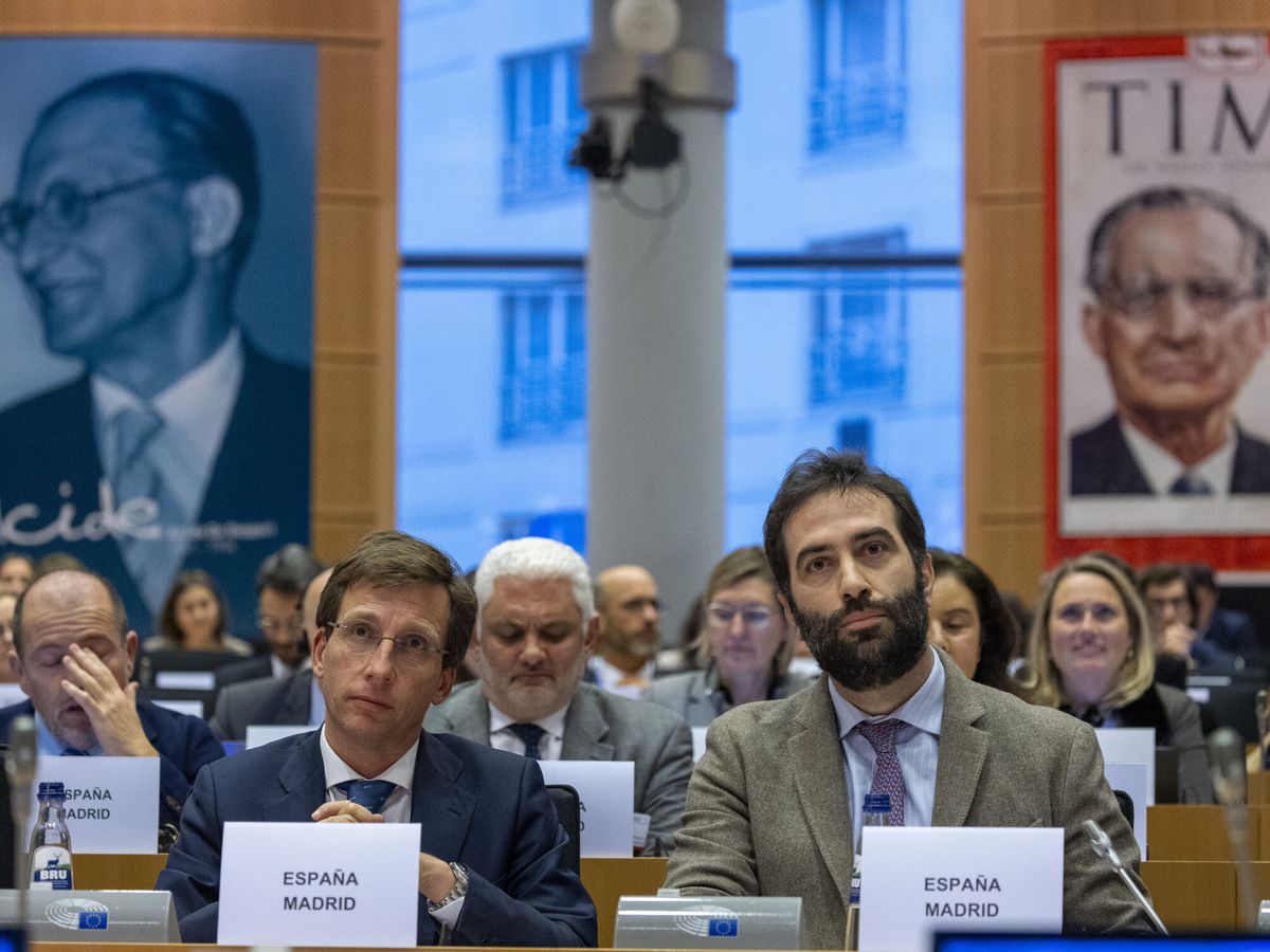 Foto: El alcalde de Madrid y el ministro de Economía, durante la presentación de la candidatura de Madrid. (Europa Press/icolas Maeterlinck)