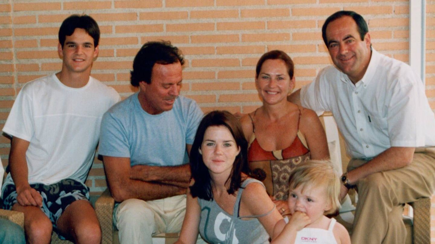 José Bono posa con Julio Iglesias y sus hijos. (Cortesía: El Legado de José Bono)