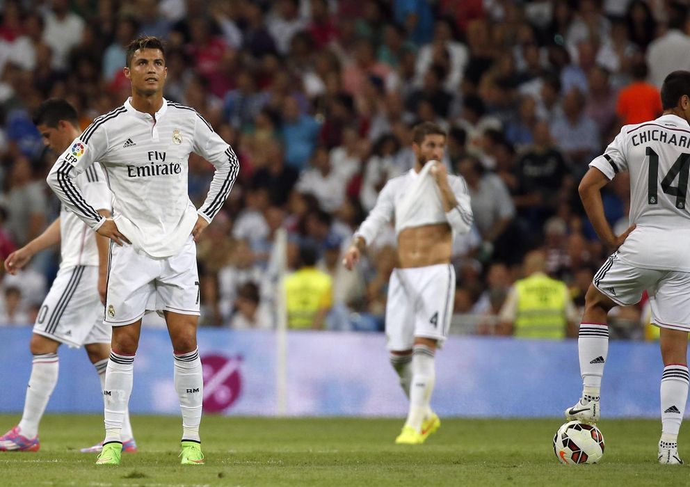 Foto: Los jugadores del Real Madrid sufrieron un duro golpe en el derbi (Reuters)