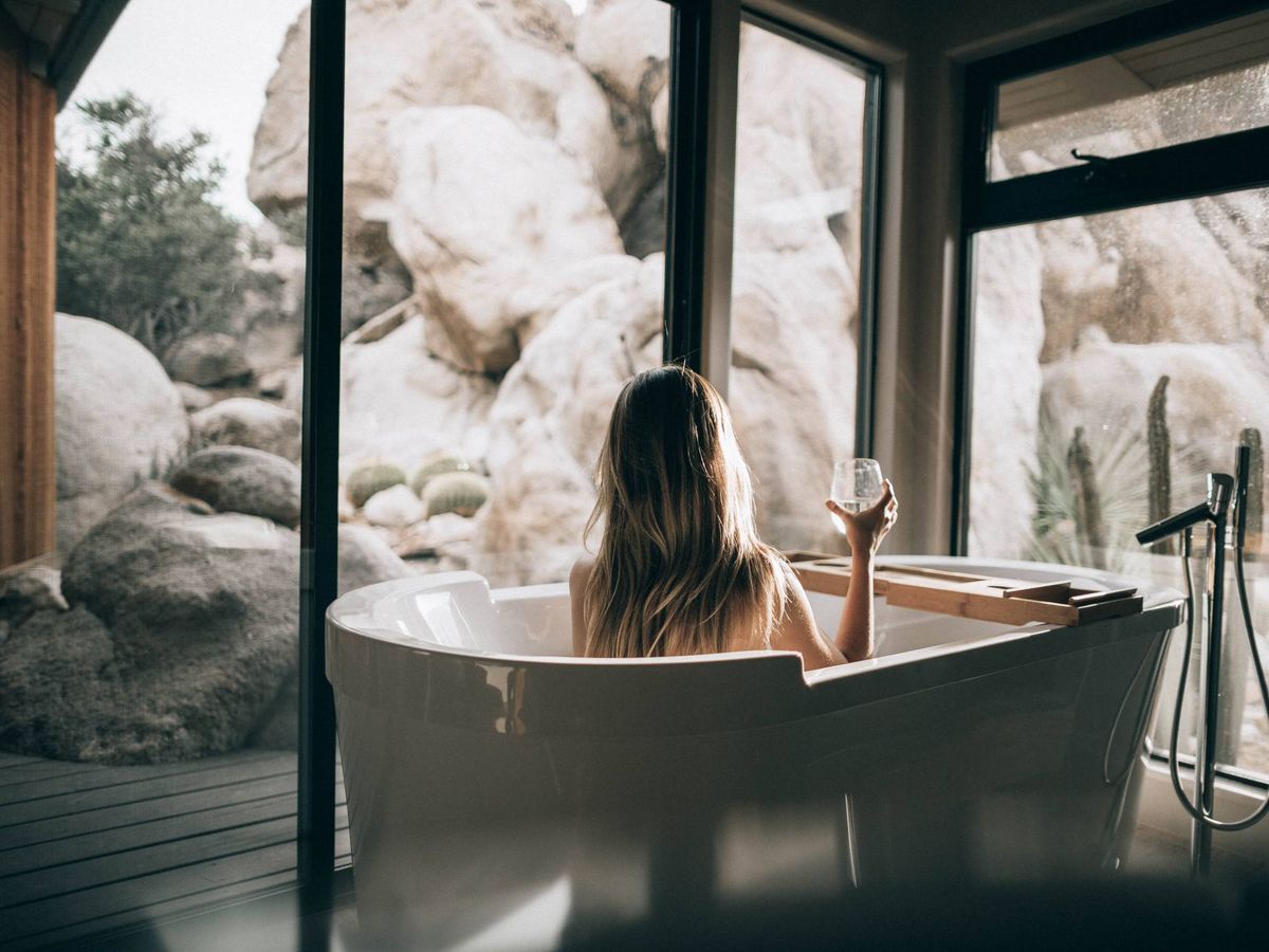Foto: Convierte tu baño en un spa de lujo. (Roberto Nickson para Unsplash)