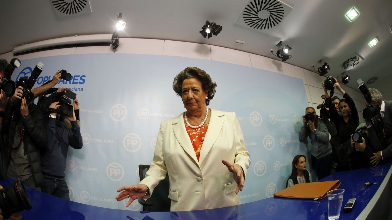 Foto: La exalcaldesa de Valencia y senadora del Partido Popular, Rita Barberá, segundos antes de la comparecencia. (Efe) 