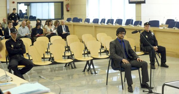 Foto: Falciani, camuflado con gafas y peluca, durante una vista en la Audiencia Nacional. (EFE)