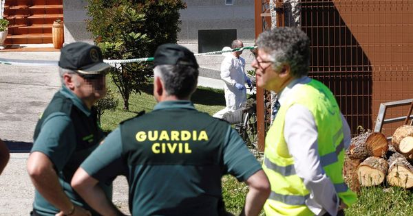Foto: Agentes de la Guardia Civil, en la vivienda de O Porriño. (EFE)