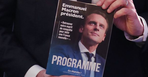 Foto: Emmanuel Macron sostiene un ejemplo de su programa en la rueda de prensa en la que lo ha presentado (Reuters)