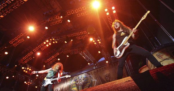 Foto: Steve Harris (d), bajista y líder de Iron Maiden en acción. (EFE)
