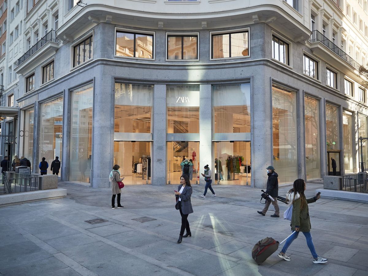 Foto: Vista del exterior de la nueva tienda de Zara en Plaza España en Madrid. (EFE)
