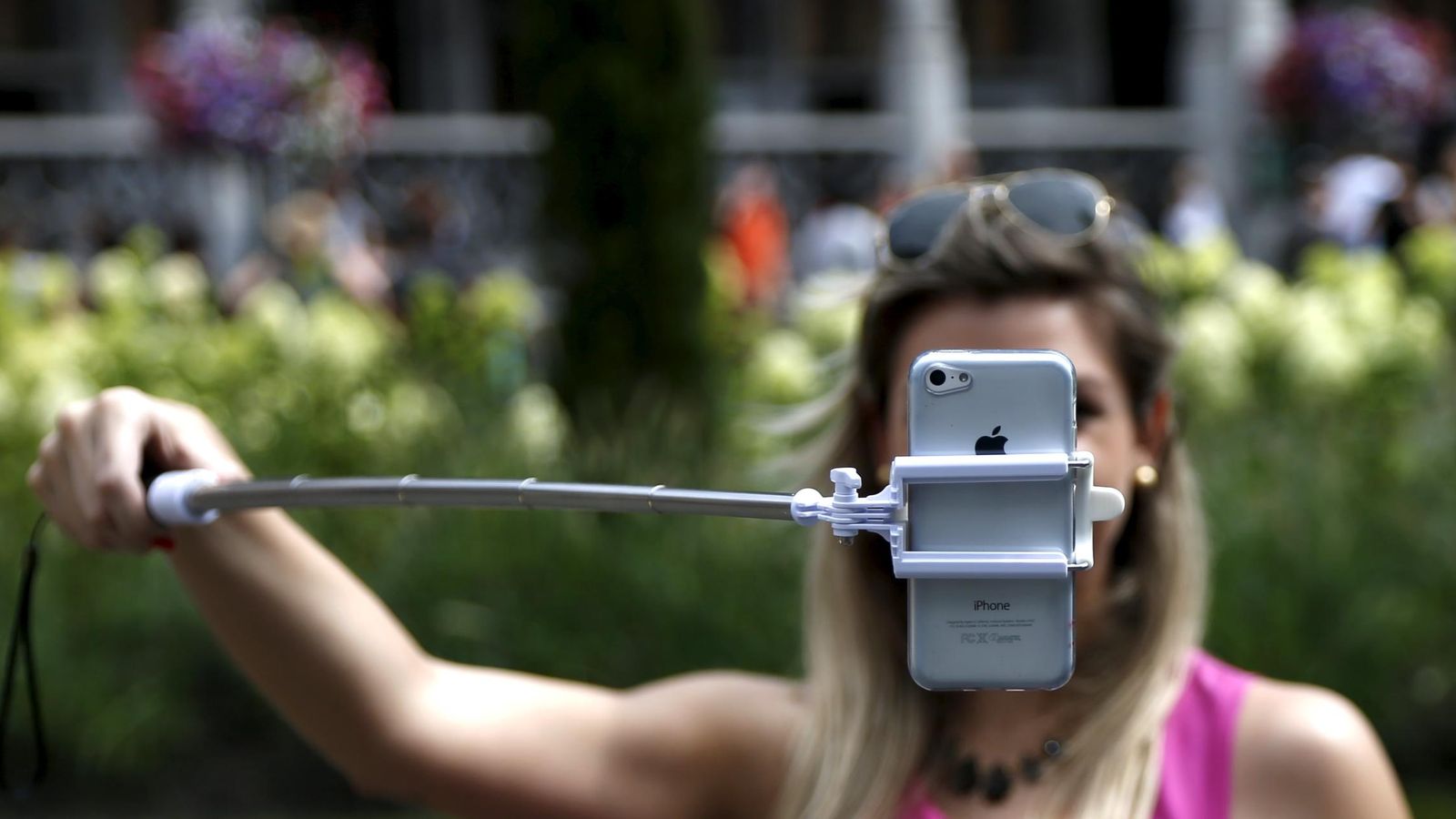 Foto: Una turista se saca un 'selfie' en Bruselas en agosto de este año (Reuters)