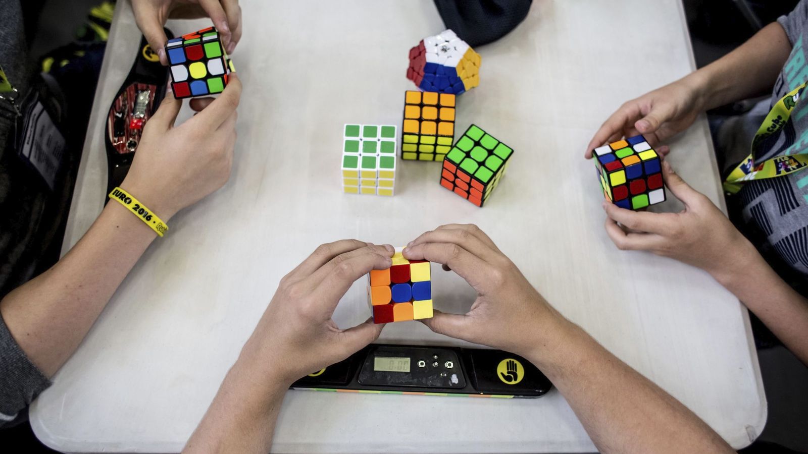 Приложение которое помогает собрать кубик рубик. Мировой рекорд кубик Рубика 3х3. Рекорд кубика Рубика 3х3.