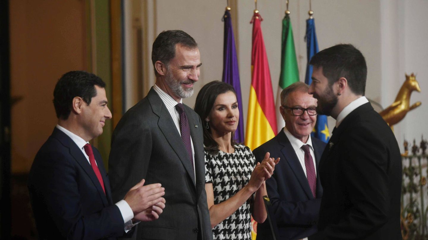 Miguel Aute saluda a los Reyes en la entrega de la Medalla de Oro al mérito en las Bellas Artes a su padre. (EFE) 