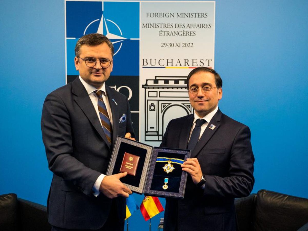 Foto: El ministro ucraniano de Exteriores, Dmitro Kuleba (I), entrega este martes a su homólogo español, José Manuel Albares (d), la medalla 'Yaroslav el Sabio'. (EFE/Ministerio de Exteriores)