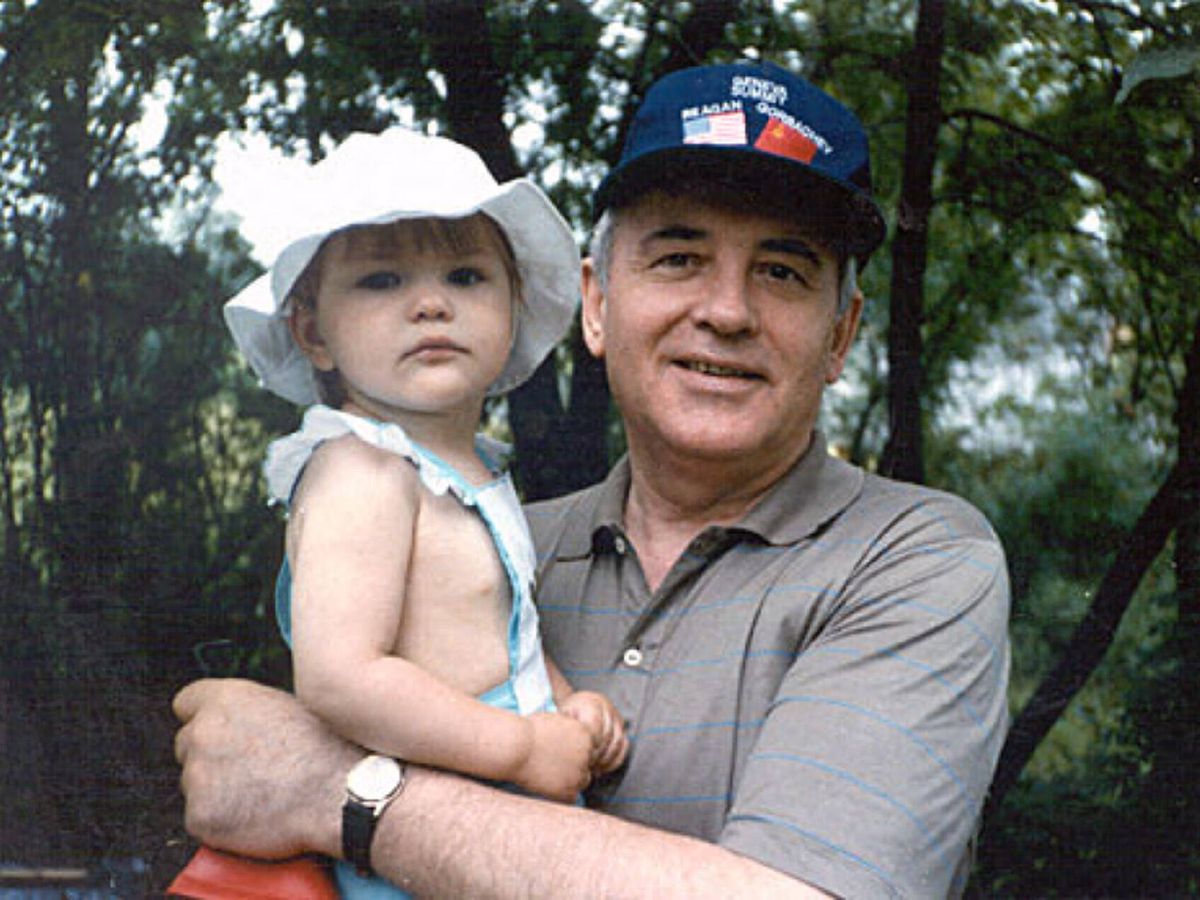 Foto: Mijaíl Gorbachov y su nieta Anastasia, en 1988. (Gtres)