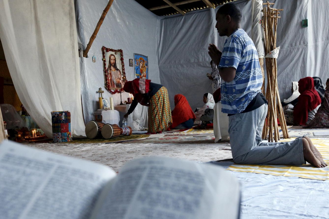 Refugiados cristianos de Eritrea y Etiopía rezan en una iglesia construida en 'La Jungla'. (Reuters)